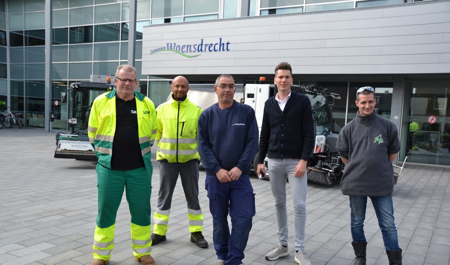 Medewerkers van de onkruidbestrijding gemeente Woensdrecht met wethouder Van Agtmaal bij de veegwagen.