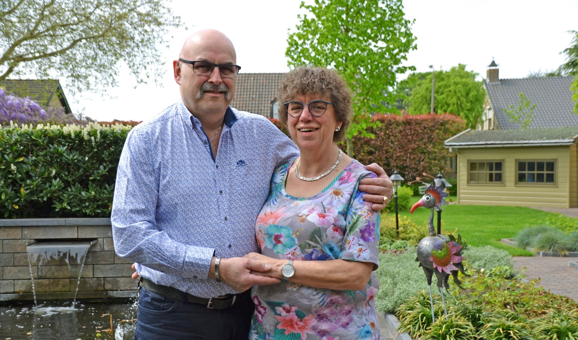 Chris en Mia Grinwis enkele jaren geleden in de tuin van hun woning aan de Dorpsstraat.