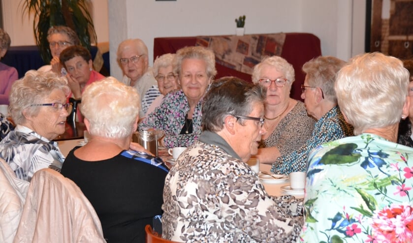 Ouderen zullen het gezellige koffieuurtje bij KBO Halsteren tijdelijk moeten missen.