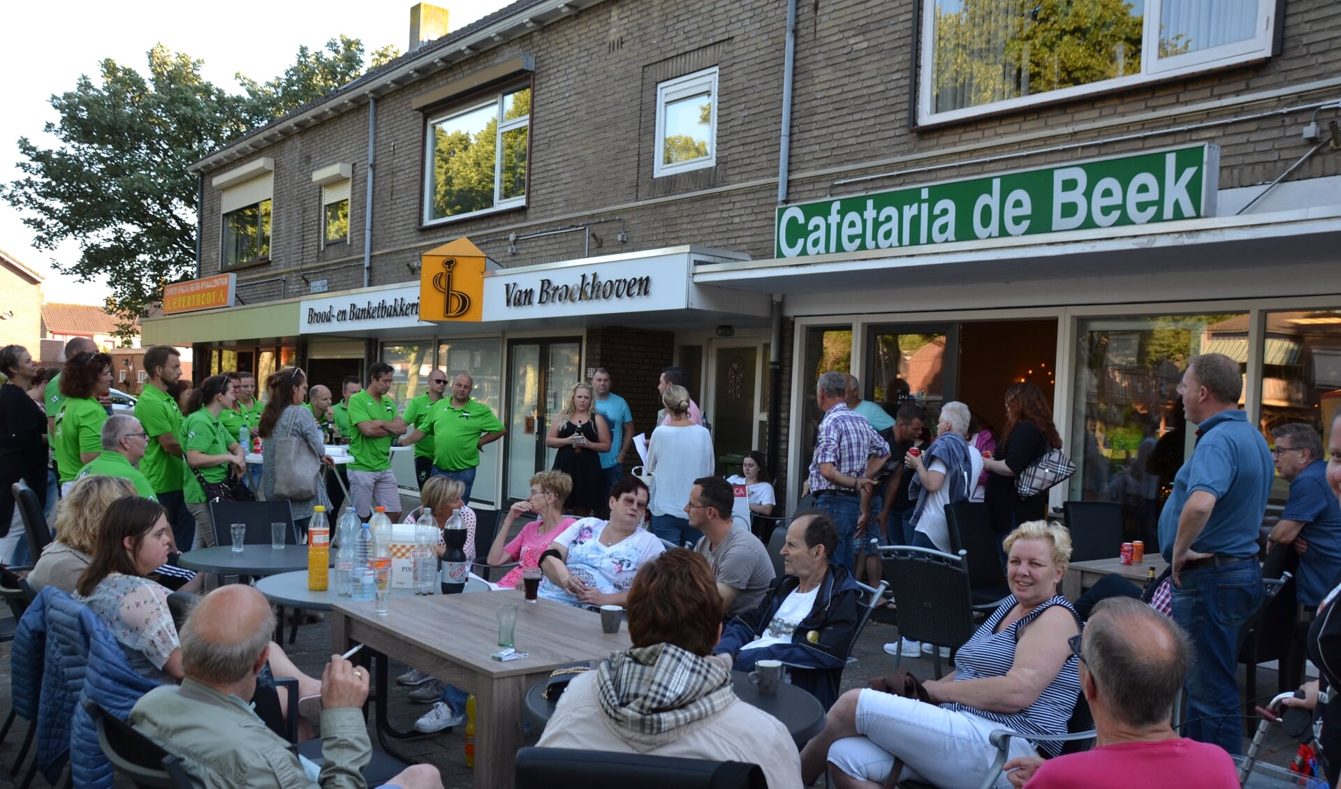 Het plein aan de Burgemeester Elkhuizenlaan op De Beek staat weer in het teken van de Roparun.