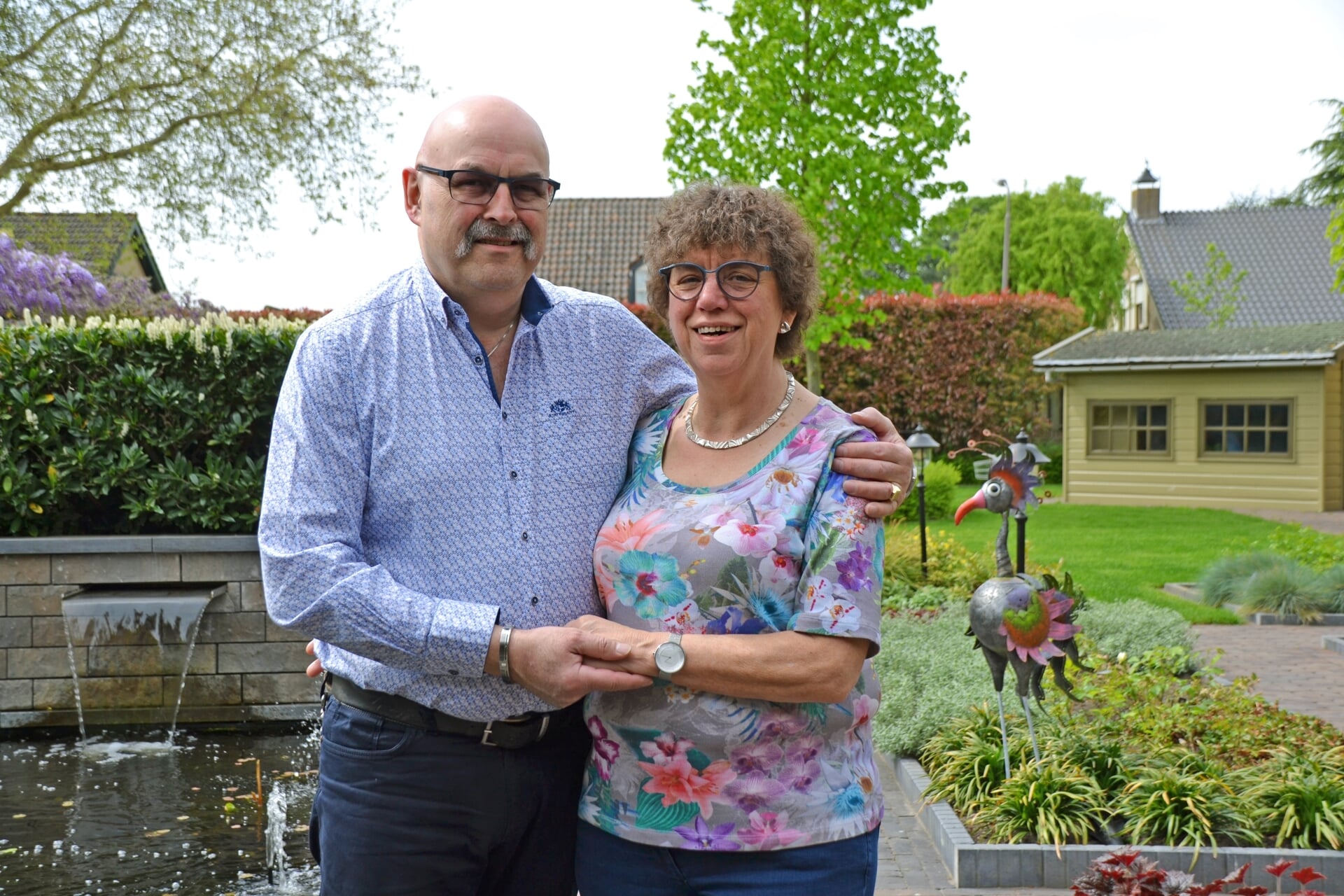 Chris en Mia Grinwis ruim twee jaar geleden in de achtertuin van hun woning aan de Dorpsstraat in Halsteren.