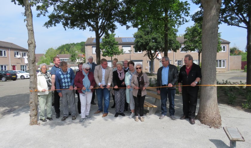 Officieel moment bij de Beatrixboom in Lepelstraat waar bewoners zelf het plantsoen hebben opgeknapt.