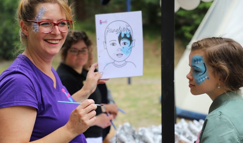 Kinderen schminken was een van de activiteiten tijdens de open dag bij Paasheuvelgroep in Calfven.