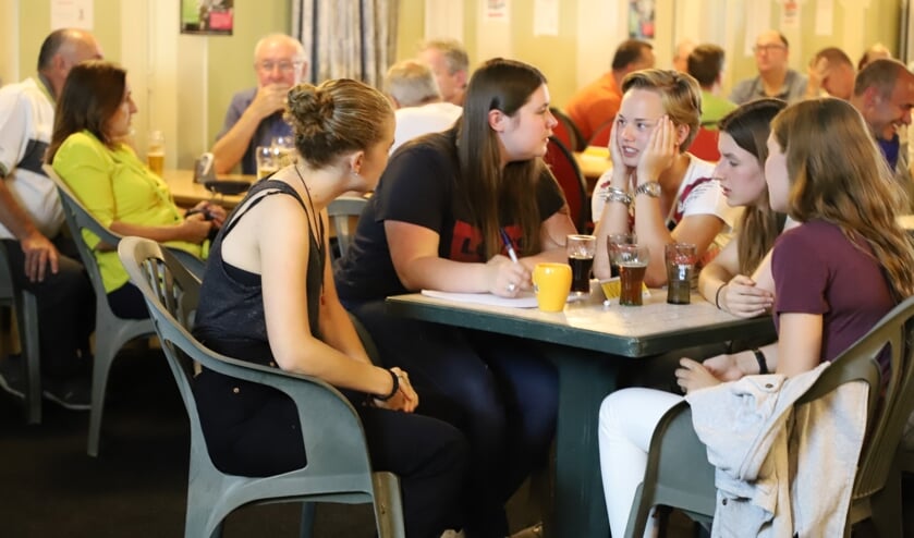 De zesde en tevens laatste 'kwis' voor de zomerstop trok weer een volle zaal met fanatieke teams.