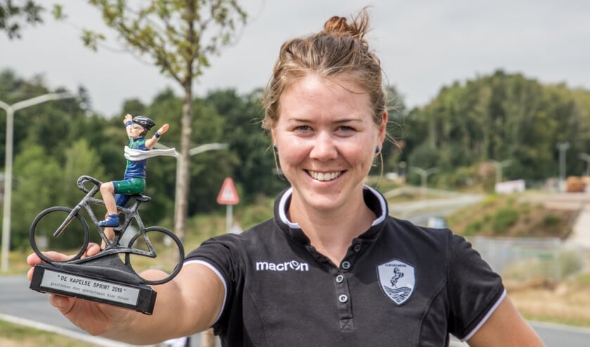 Thalita de Jong toont de trofee die ze won bij de kermiskoers in Kapellen.