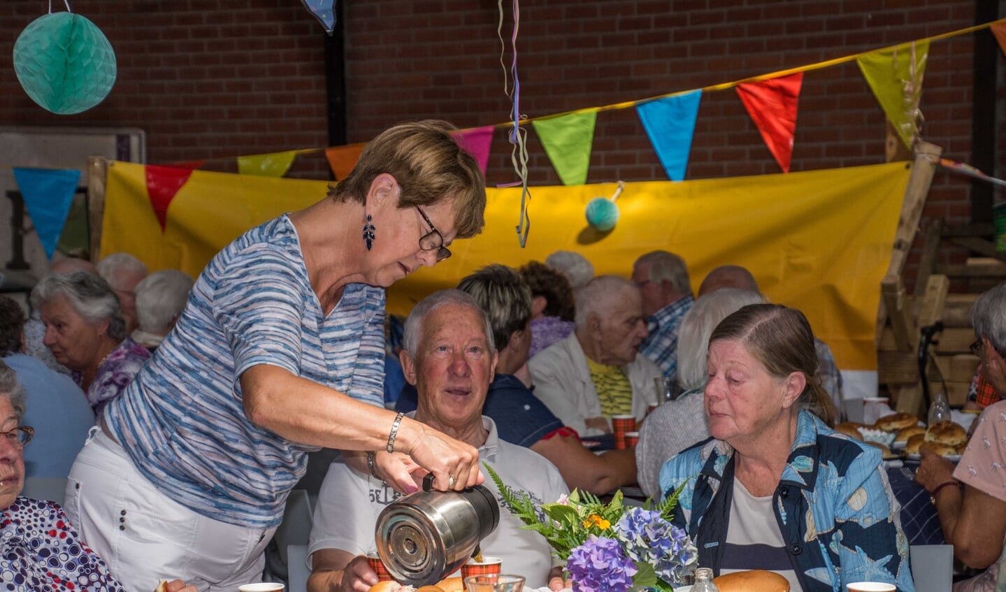 Dankzij enthousiaste vrijwilligers en lokale middenstand komen de gasten niets te kort bij de Zonnebloem-picknick. 