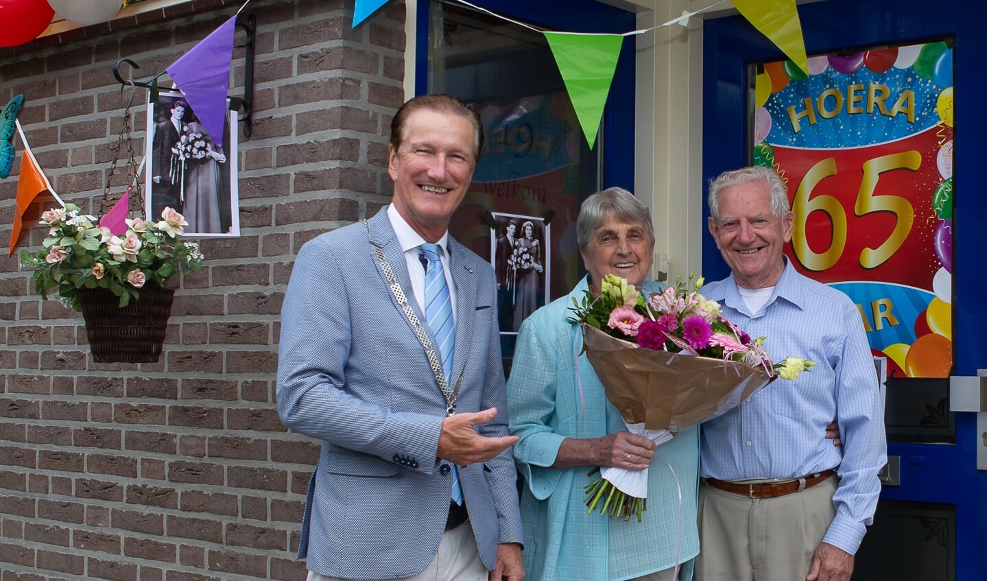 Loco-burgemeester Hans de Waal kwam het bruidspaar persoonlijk feliciteren.