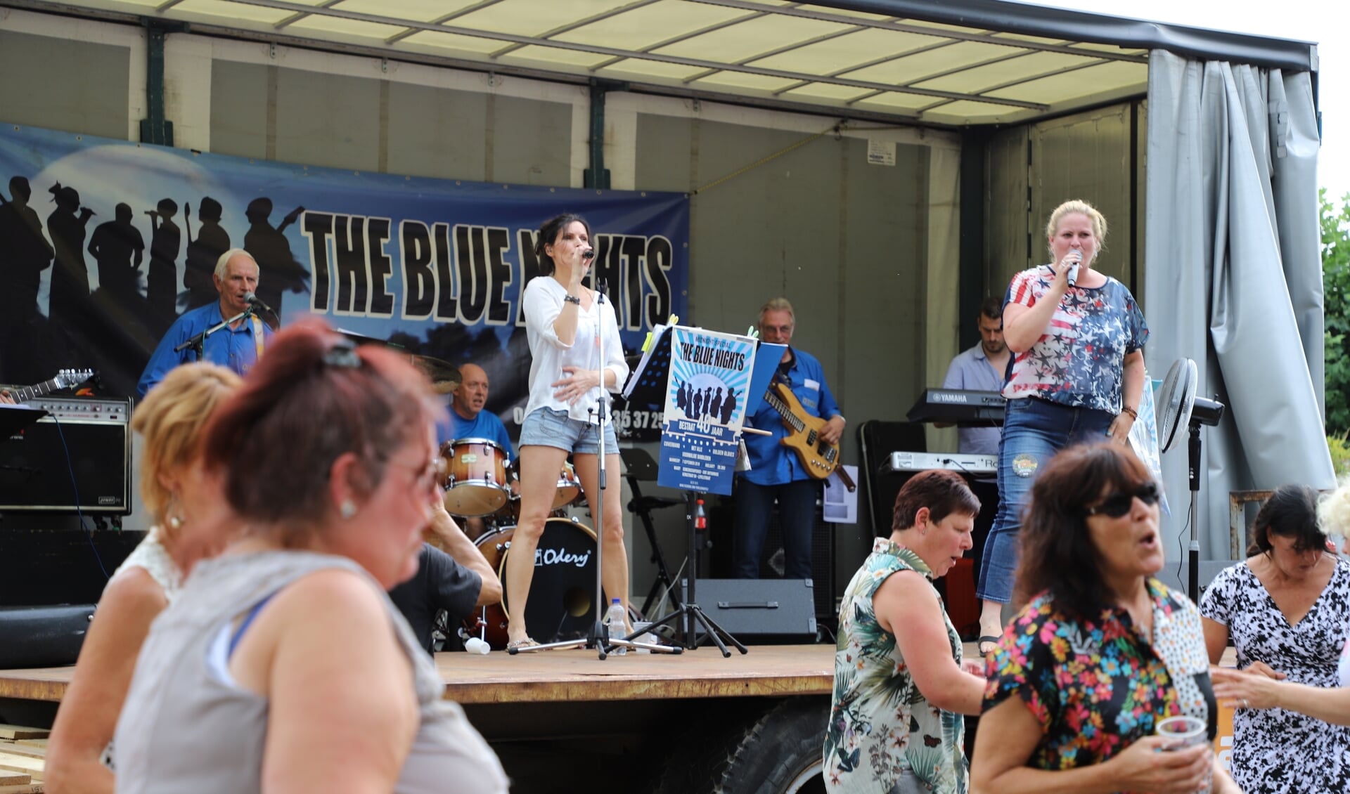 Optredens van coverband The Blue Nights nodigen uit tot enthousiasme onder publiek zoals hier in Lepelstraat.