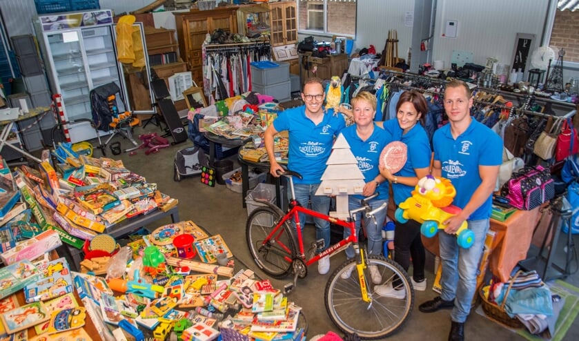 Pascal Wierckx, Elly-May van Ginneken, Anouk Wierckx en Donovan de Weert tonen spullen van hun rommelmarkt.