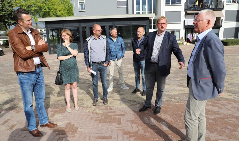De partners in het project Vogelenzang kwamen vrijdagochtend bijeen voor een laatste schouw op het plein.