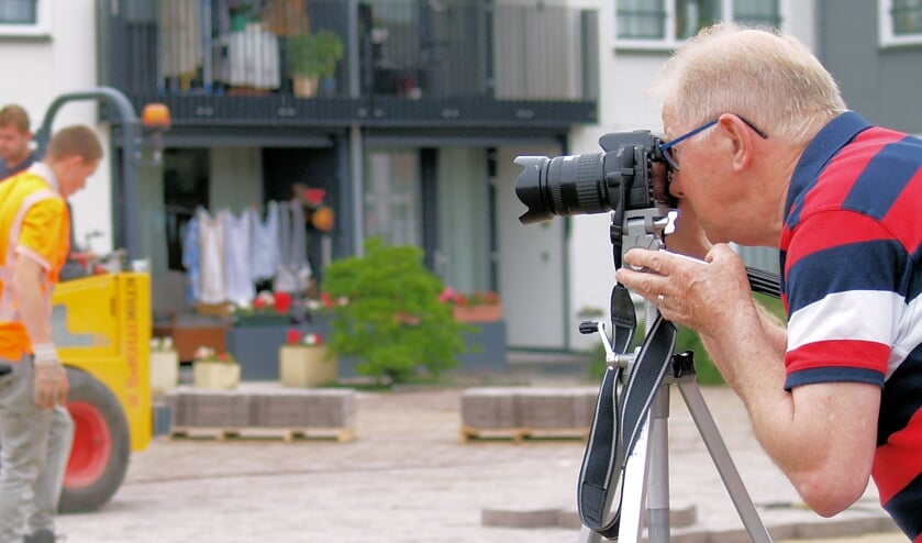 Amateur fotograaf Piet Brocatus is een fotoboek aan het samenstellen over de vernieuwing van plein Vogelenzang.