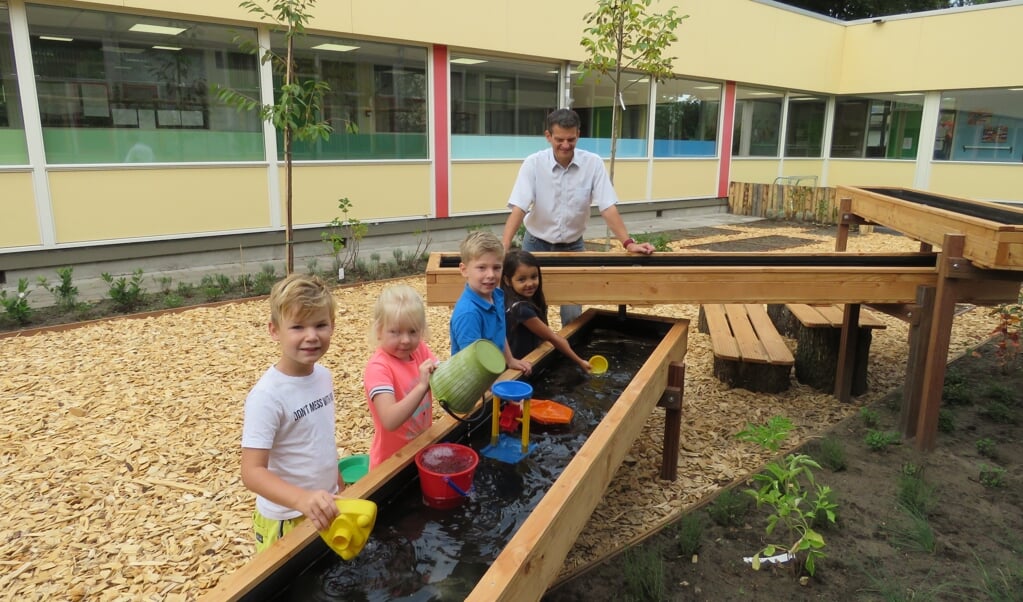 Kinderen van basisschool de Wegwijzer hebben nu al plezier van de binnentuin.