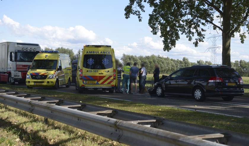 Op de Eendrachtweg tussen Halsteren en Tholen vond zondagmiddag een ongeval plaats waaraan een persoon nekklachten overhield.