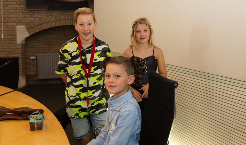 Kindburgemeester Siem van Oostrom met klasgenootje Sara en haar broertje Koen Mink.