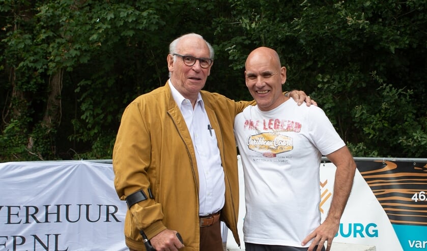 De oude en de nieuwe voorzitter: Jac van Dooren en Peter van Dessel.