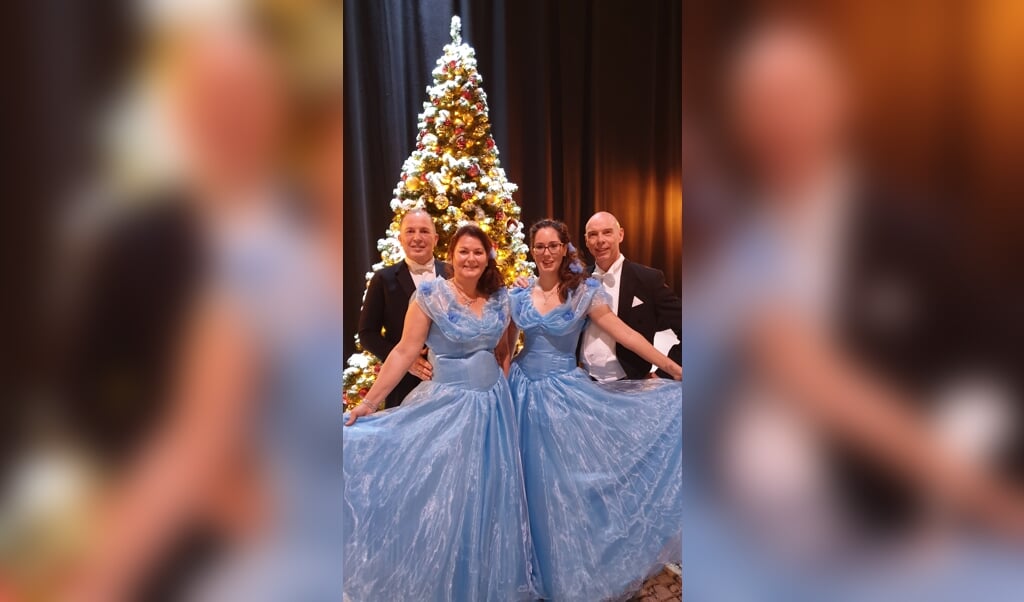 Ellen, Suleika waren gekleed in prachtige blauwe jurken, René en Mario in rokkostuum.