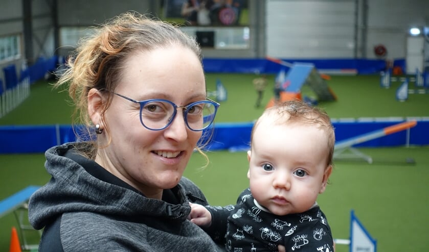 Wendy Willemse met haar zoontje Raff in de hondensportruimte waar een driedaags benefiettoernooi plaatsvindt.