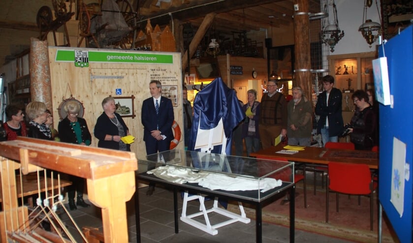 Wethouder Evert Weys opent de schilderijententoonstelling in heemhuis de Hof van Ram.