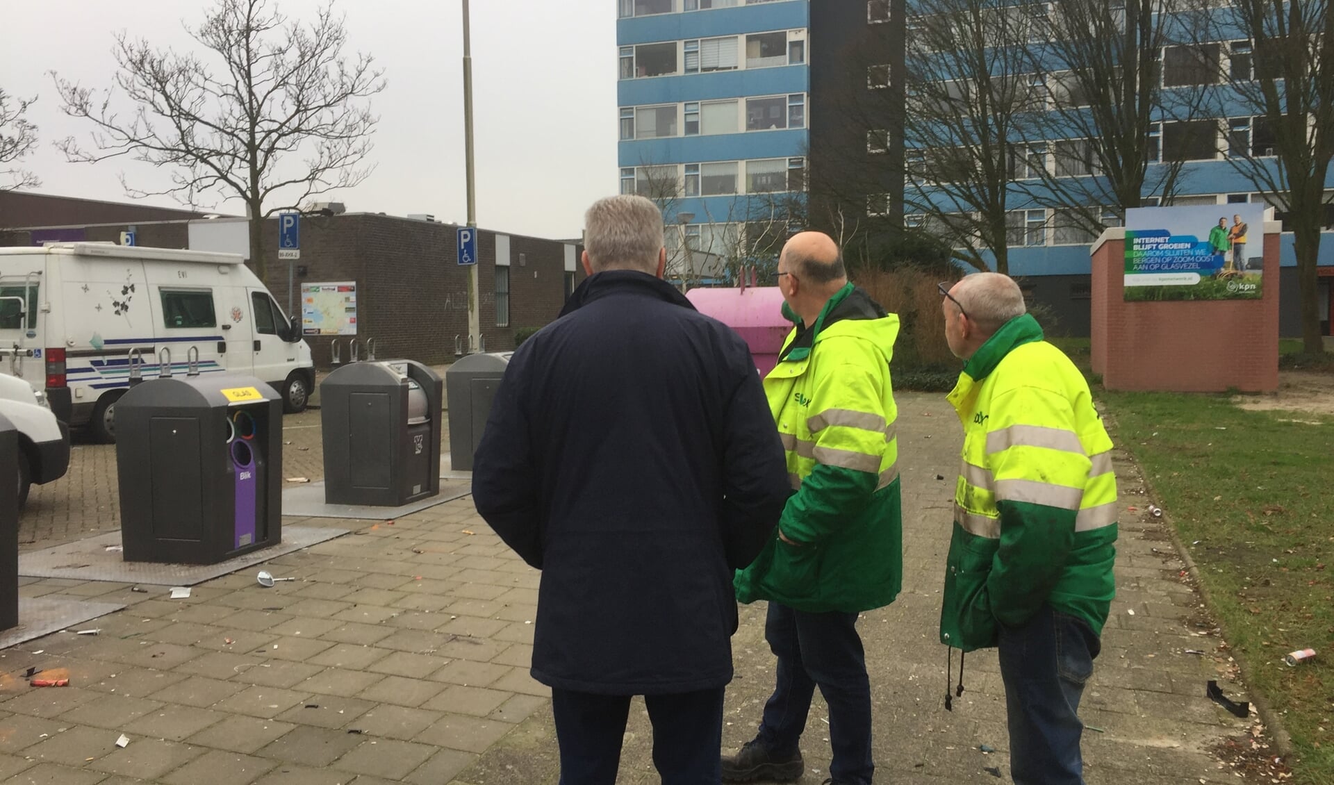 Burgemeester Frank Petter bezoekt een wijk in Bergen op Zoom na de nieuwjaarsnacht.