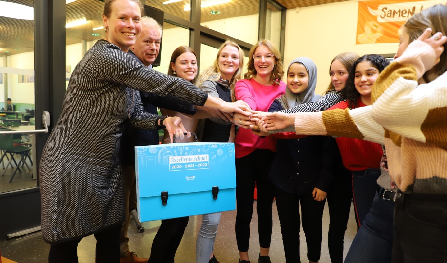Directeur Huibert de Jonge en leerlingen van de leerlingenraad van 't Ravelijn krijgen het predicaat Excellente School uitgereikt.