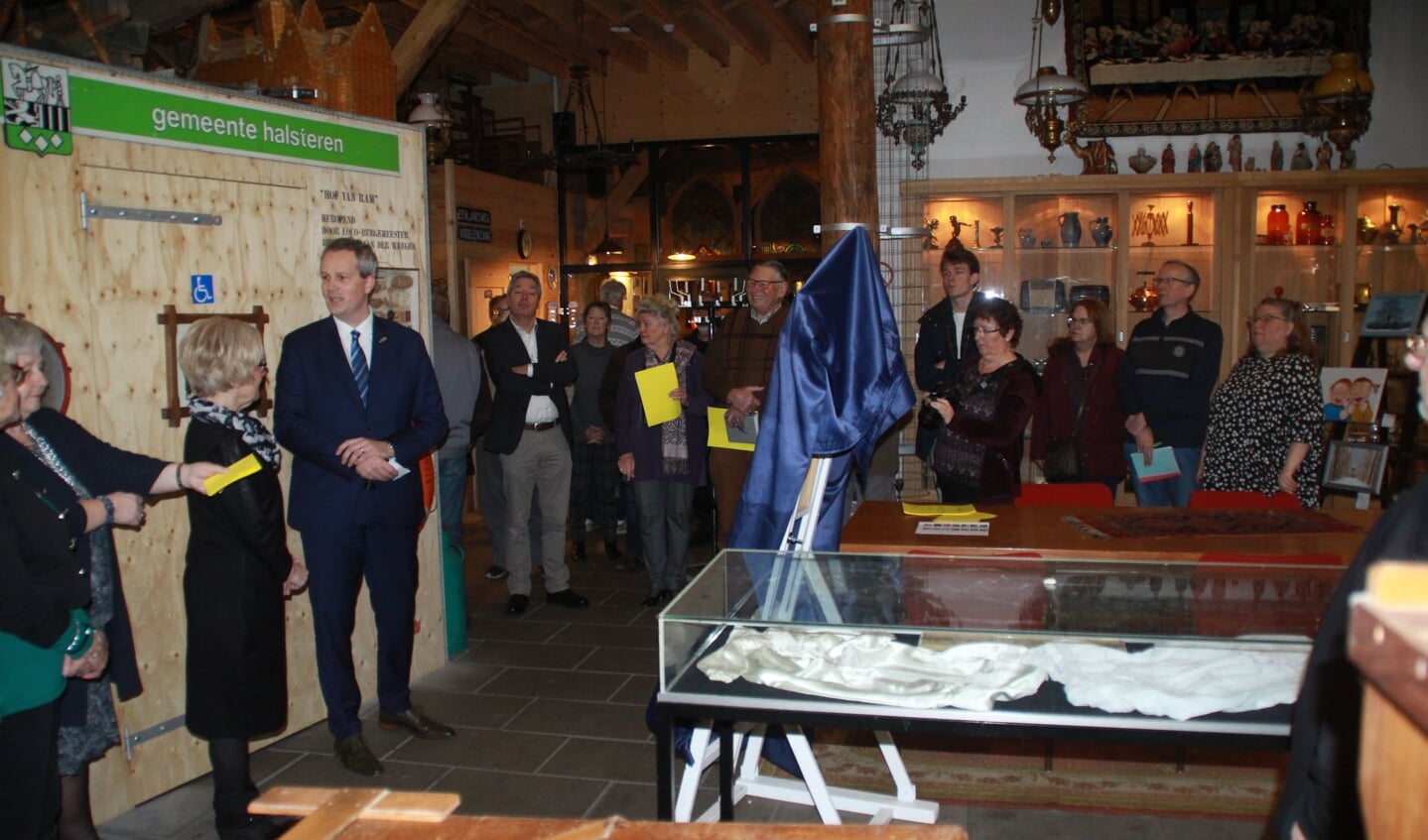 Wethouder Evert Weys opent de schilderijententoonstelling in heemhuis de Hof van Ram.