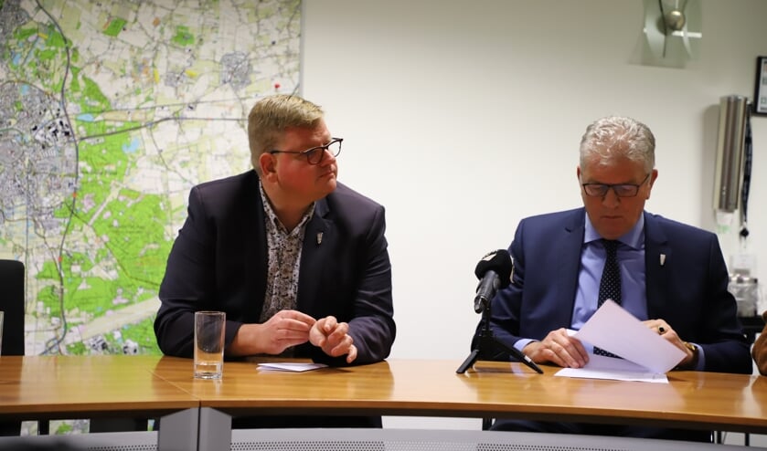 Een van de wethouders, Patrick van der Velden, en burgemeester Frank Petter.