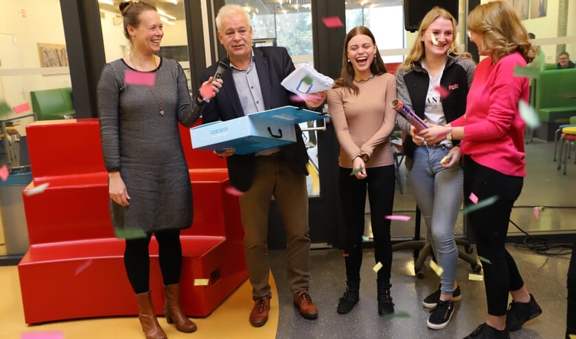 Directeur Huibert de Jonge van 't Ravelijn en leerlingen van de leerlingenraad van 't Ravelijn krijgen het predicaat Excellente School uitgereikt.
