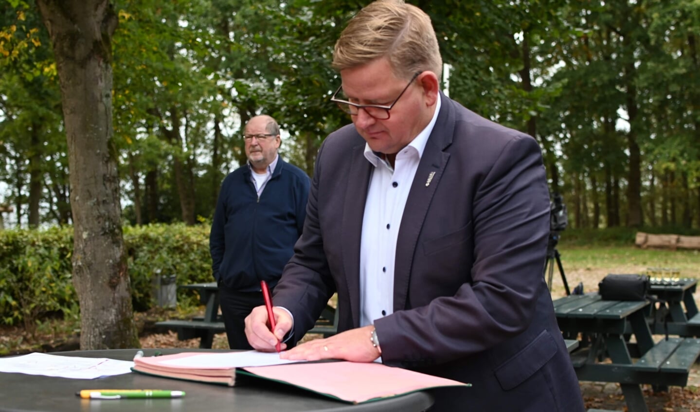 Wethouder Patrick van der Velden ondertekent het convenant Bergsche Heide.