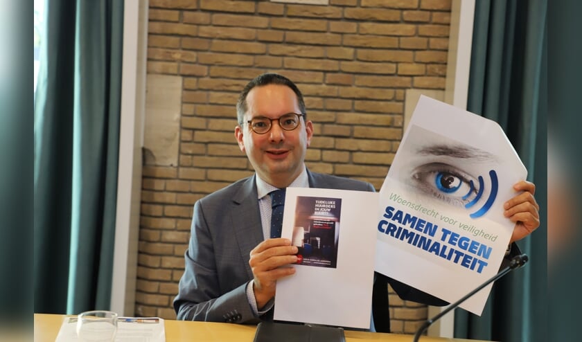 <p>Burgemeester Adriaansen</p>