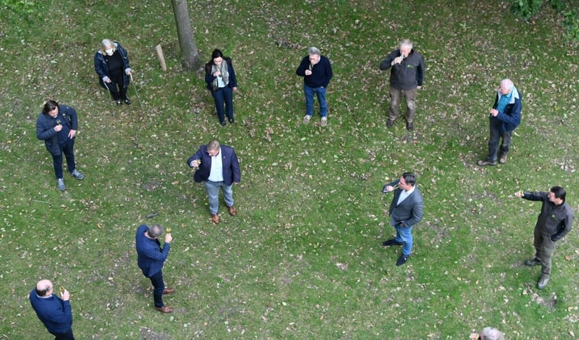<p>Een toost op de ondertekening van het convenant voor ontwikkeling Bergsche Heide.</p>
