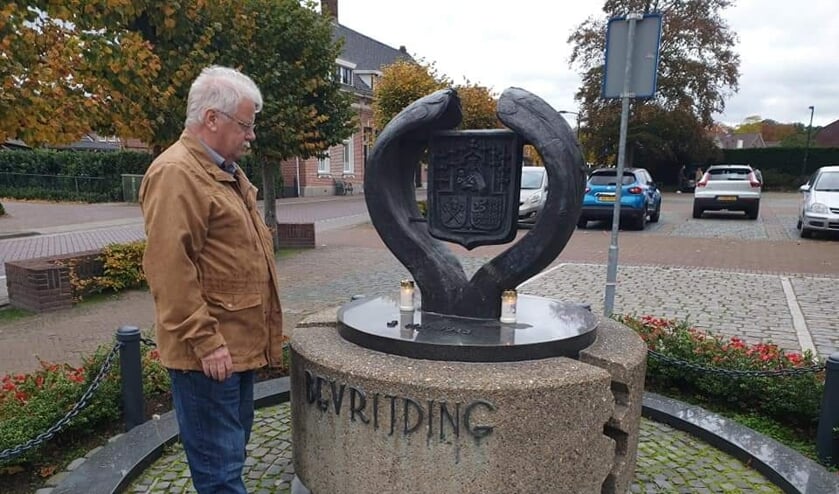 <p>Kaarsjes bij het Bevrijdingsmonument in Huijbergen.</p>