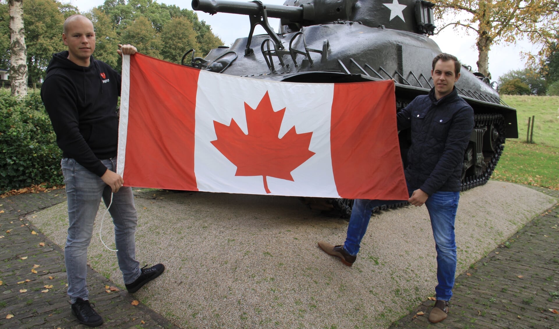 Jim Raaijmakers en Bart van der Veen met de Canadese vlag.