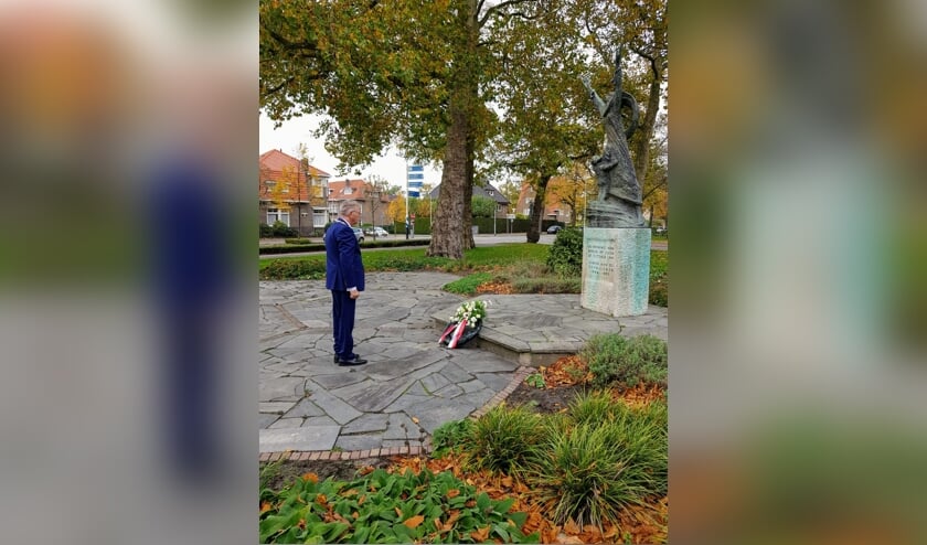 <p>Burgemeester Petter legt krans op herdenkingsmonument.</p>