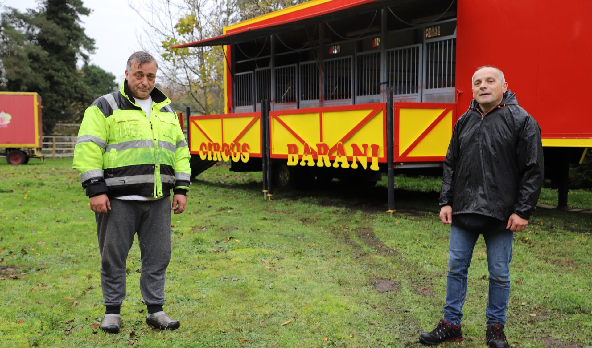 De circusdirecteur van Barani en Harold Mieger die zijn terrein beschikbaar stelt.