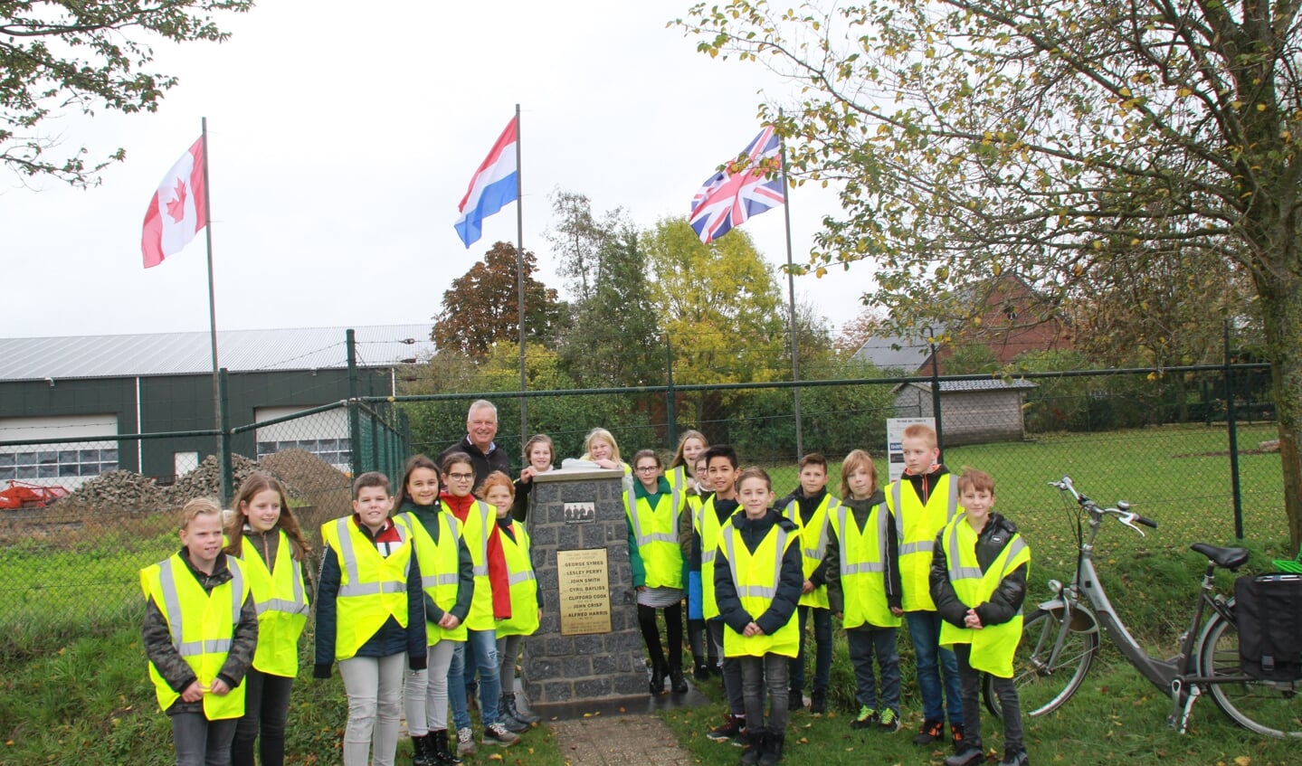 Groep 7 van de Springplank bij het monument op de Kijkuit (Foto: Janus van der Zande).