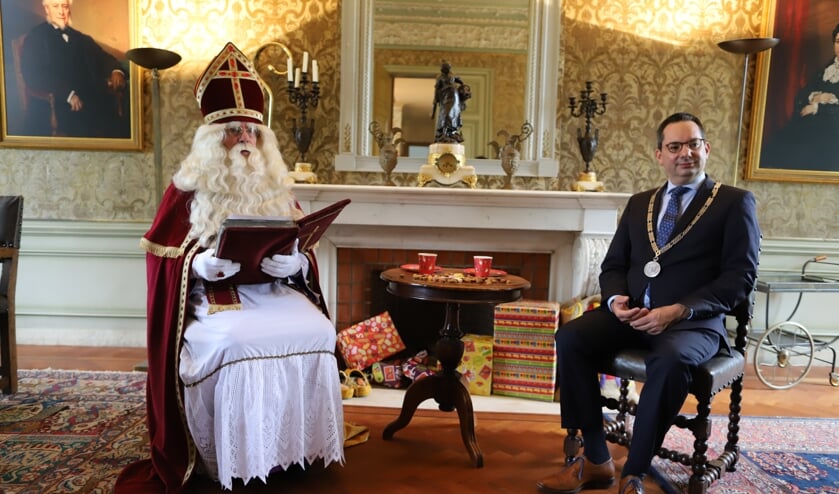<p>Sinterklaas en burgemeester Steven Adriaansen</p>
