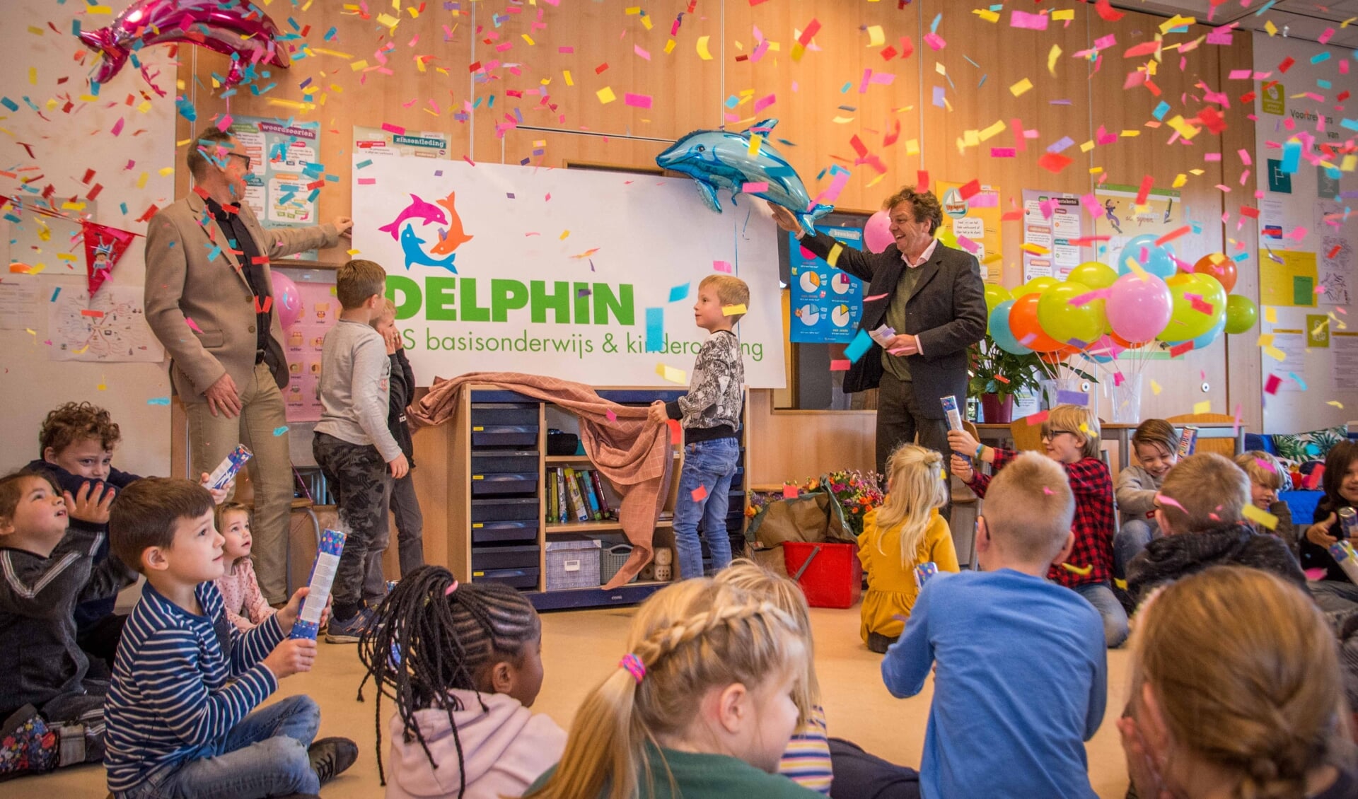 Wethouder Lars van der Beek en directeur Ab de Laater onthullen het nieuwe logo 'Delphin'.