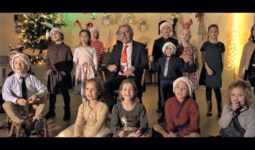 <p>Het Krekelkoor met Ron van Hoof bij de opname van de kerstsingle.</p>