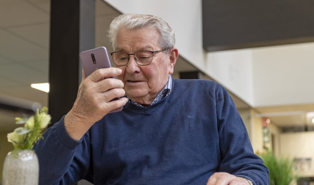 Jan van den Kieboom neemt de eerste telefoon in gebruik en video-belt met zijn dochter.