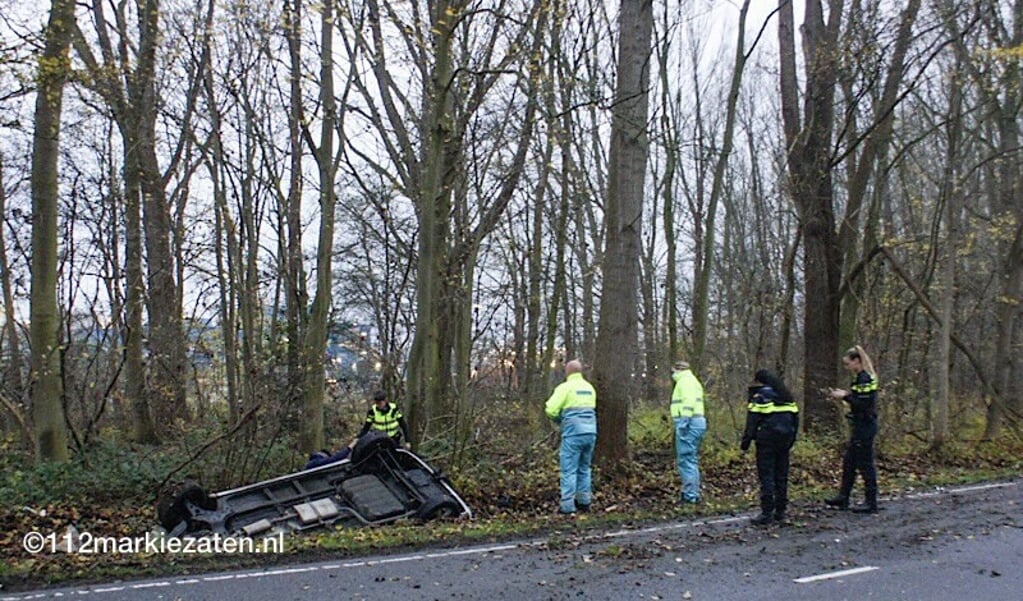 Een personenauto kwam ondersteboven terecht in de sloot langs de Nieuw Beijmoerseweg waarbij de bestuurder gewond raakte. 