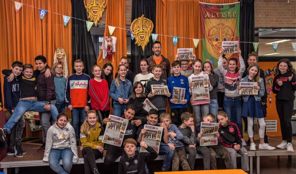 Op basisschool De Springplank vormt De Halsterse Krant onderwerp van gesprek bij het project 'Hoe wordt het nieuws gemaakt?'