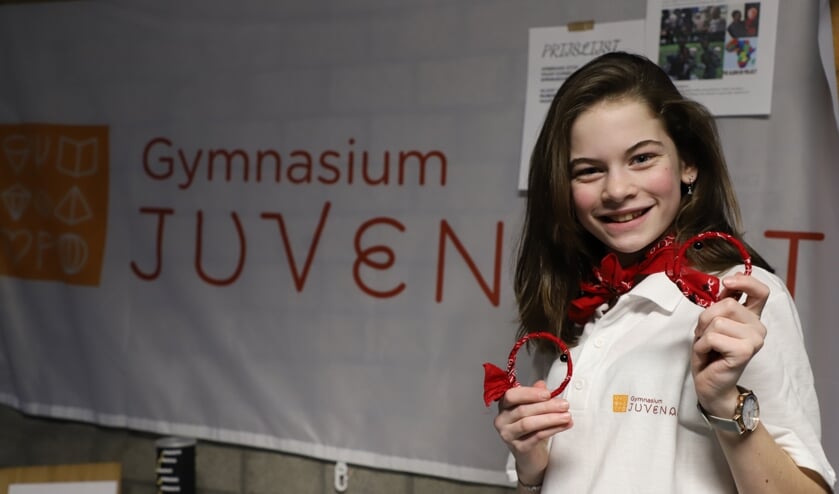 Juvenaat-leerling maakt sieraden voor goed doel.