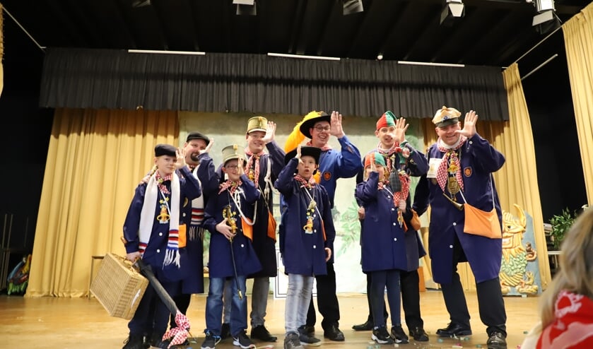 Het complete gezelschap van Stichting Alterse Carnaval met zowel het zo goed als vernieuwd protocol en enthousiast jeugdgevolg.