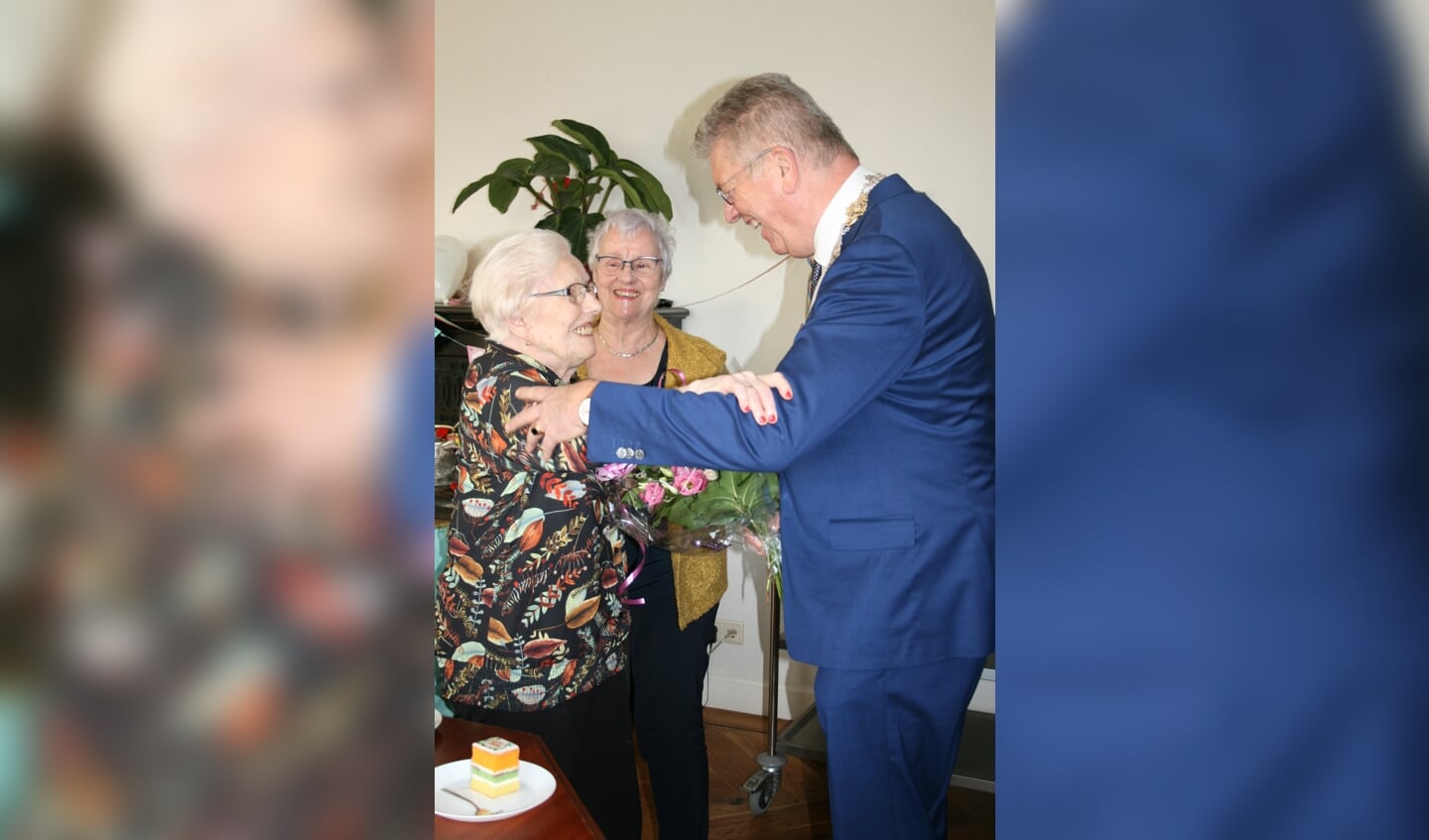 Honderdjarige mevrouw Corrie van Broekhoven wordt door burgemeester Frank Petter gefeliciteerd. 