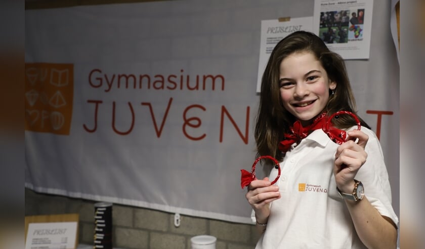 <p>Juvenaat-leerling maakt sieraden voor goed doel.</p>