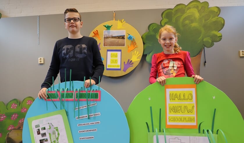 Leerlingen tonen de oude en nieuwe situatie van het schoolplein bij basisschool de Rode Schouw.