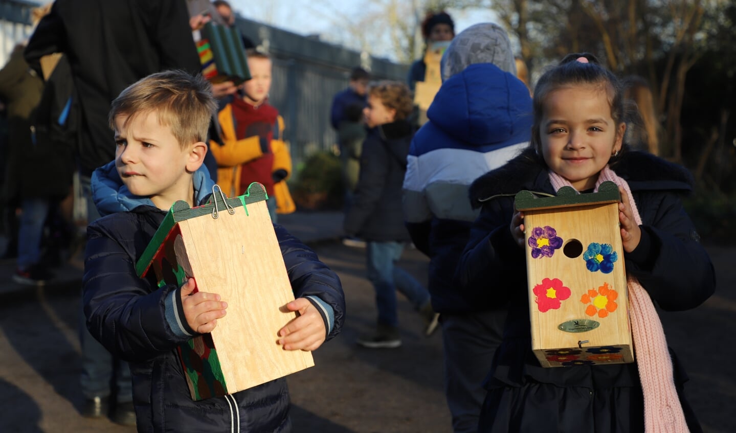 Kinderen van basisschool de Biezenhof maakten vogelhuisjes om op te hangen in het Groene Hart om de eikenprocessierups te bestrijden.
