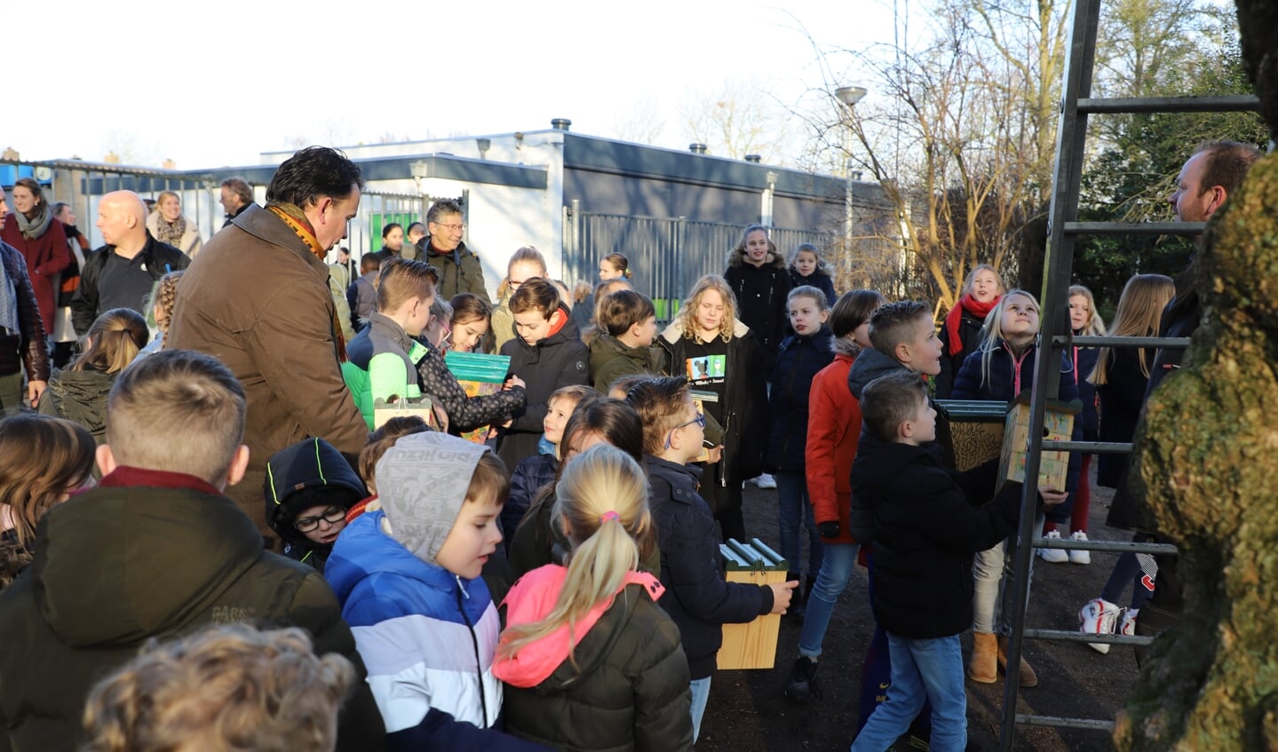Kinderen van basisschool de Biezenhof maakten vogelhuisjes om op te hangen in het Groene Hart om de eikenprocessierups te bestrijden.
