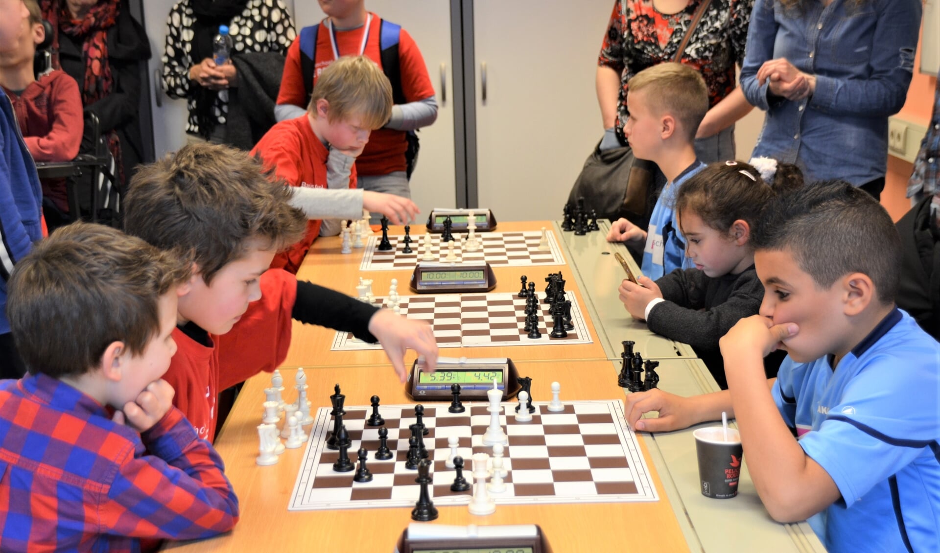 Kinderen van basisscholen in de omgeving binden op 't Rijks de strijd aan bij het traditionele districtsschaaktoernooi.