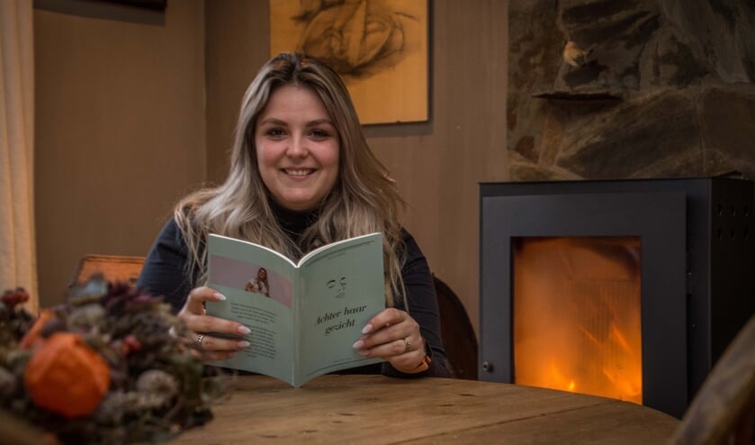 Laura de Waal toont haar boek "Achter haar gezicht".